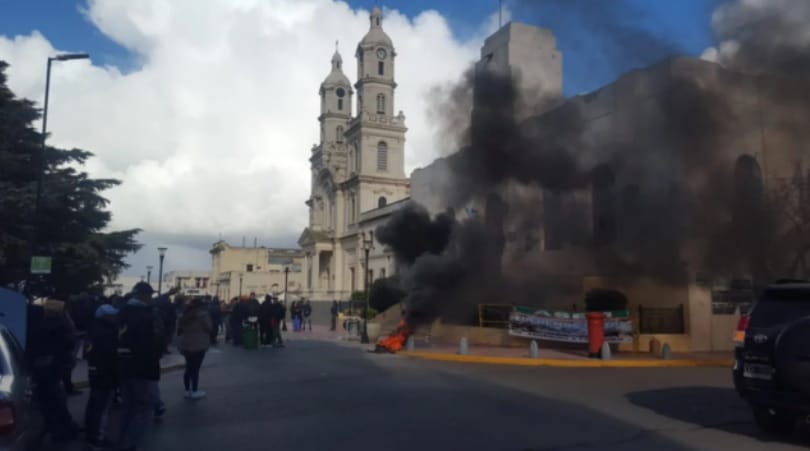 Acuerdo paritario en Patagones: Hubo quema de cubiertas previo al arreglo