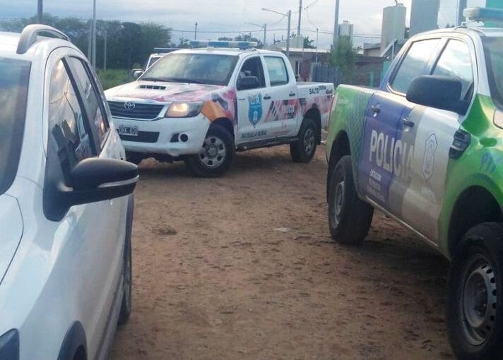Insólito: Como en las películas y estando esposado, un detenido empujó policías y escapó de la comisaría de Salto