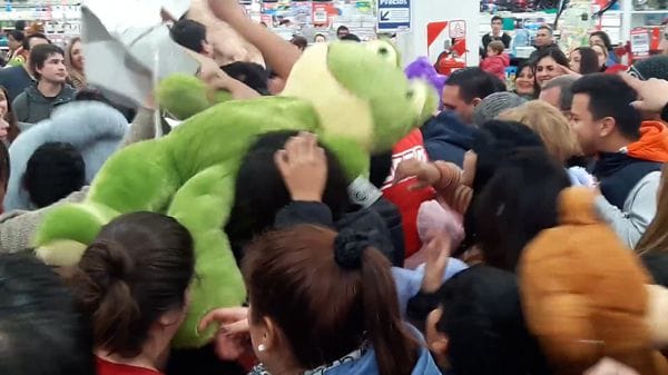 Video: Desesperación y locura por peluches a $300 en un supermercado de José C. Paz