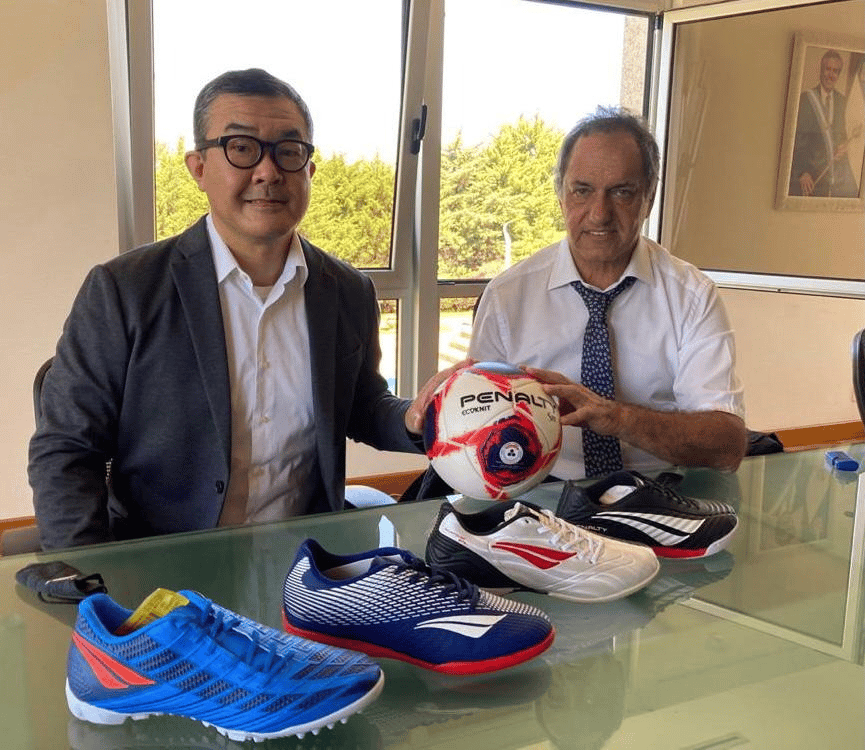 Scioli anunció vuelta de producción de Penalty en Chivilcoy: Además Kicillof recorrió una fábrica de calzado reabierta