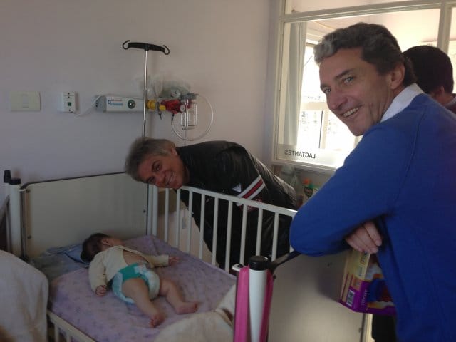 Elecciones 2013: "Pepe" Scioli recorrió el Hospital de Niños y entregó juguetes en Tandil