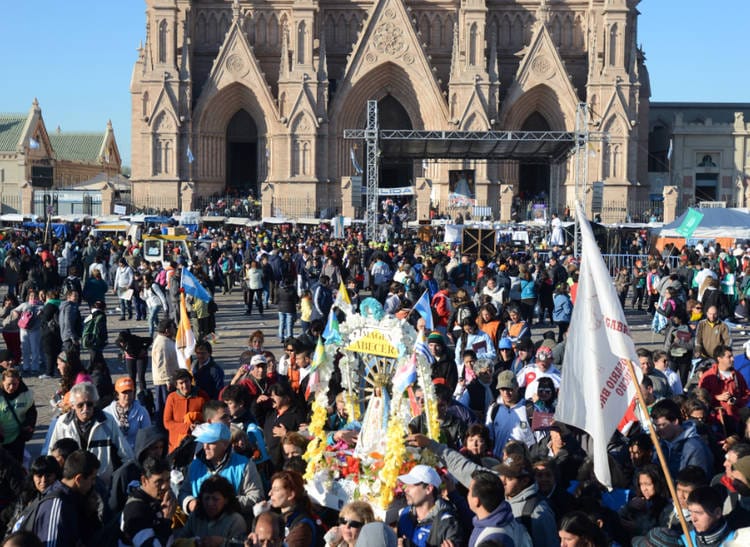 Miles de fieles participan de la peregrinación a Luján