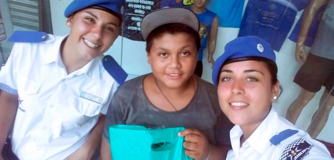 Dos policías le compraron ropa a un nene que pedía monedas para empezar las clases