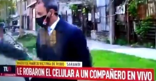 Insólito: Le robaron un celular a un periodista mientras hacía un informe en vivo en Avellaneda