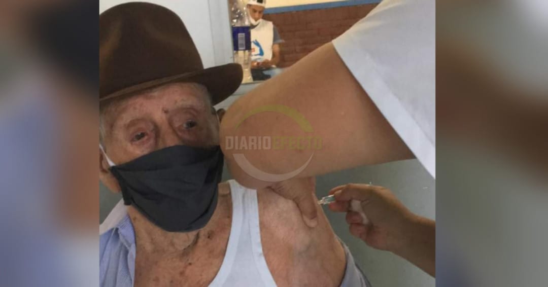 Tiene 102 años y se aplicó la vacuna contra el Covid-19 en José C. Paz: "Sentí solo un pinchecito, nada más, no me dolió"