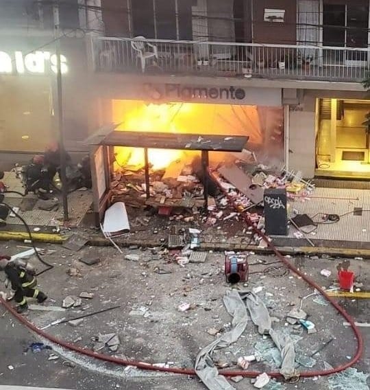 Trágicas explosiones en perfumería de la Ciudad de Buenos Aires: Dos bomberos muertos