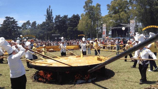 Pigüé se prepara para la "Fiesta del omelette gigante" de los 16 mil huevos