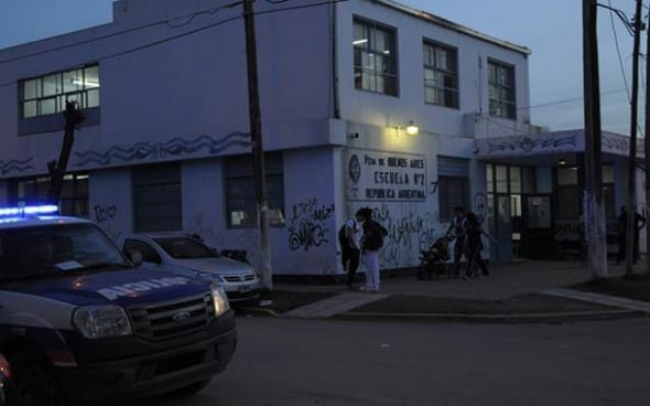 Violencia en las escuelas: En Pilar dan clases con un patrullero en la puerta