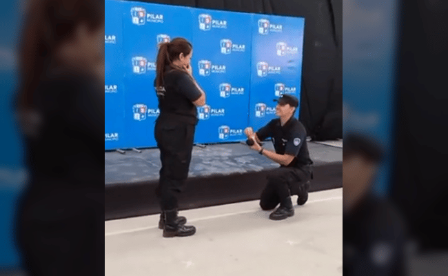 Video: Le pidió matrimonio a su novia en el acto de graduación de la Guardia Urbana de Pilar