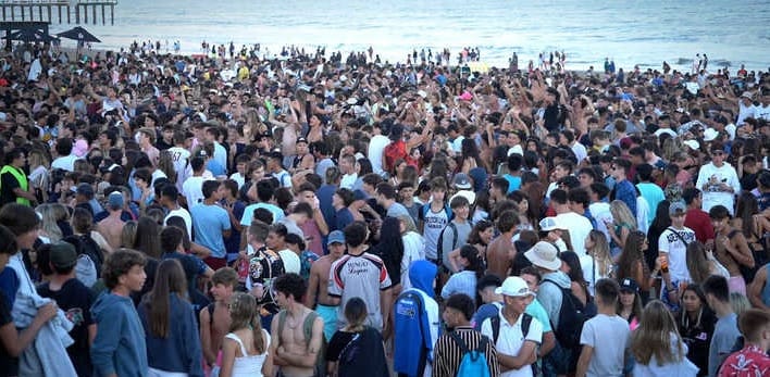 Pinamar: El intendente aseguró que los “bailes en la playa” no son ilegales y descartó medidas