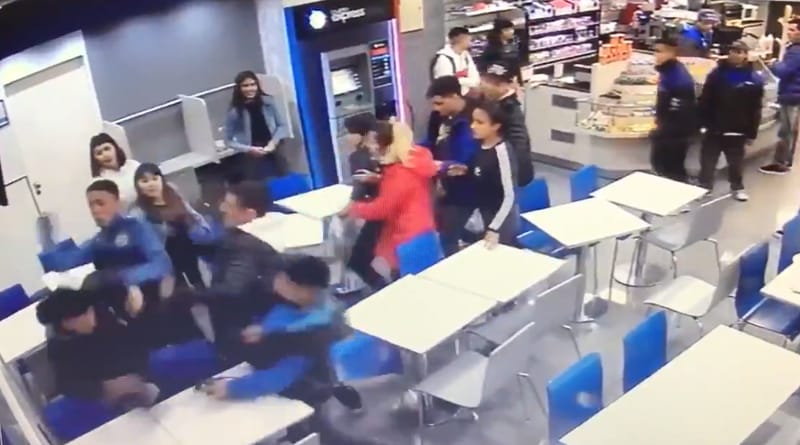 Video: Unos 30 jóvenes se pelearon en estación de servicio de Quilmes