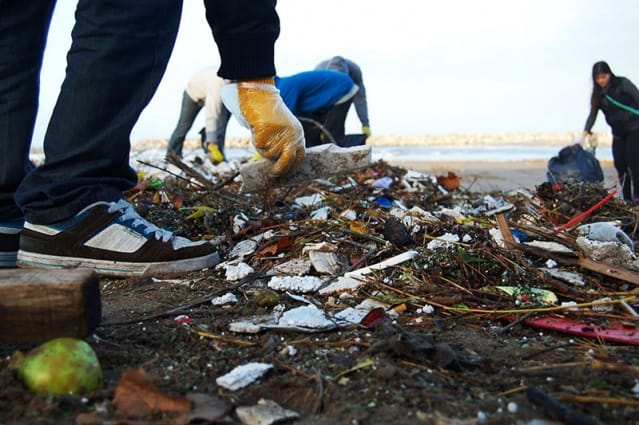 Según un estudio, arrojan hasta 8 toneladas de residuos plásticos en las playas de Villa Gesell