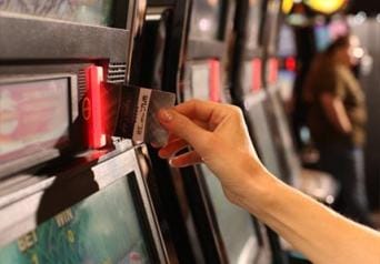 Buscan prohibir uso de tarjetas de crédito y débito en bingos y casinos
