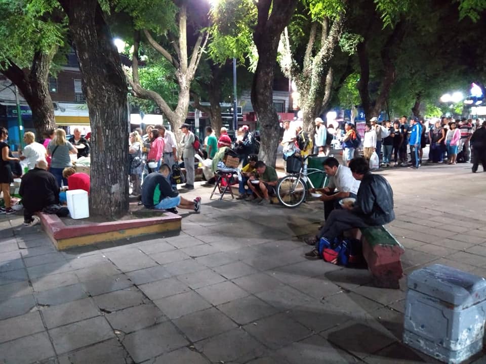 Ituzaingó: Dan de comer a 70 personas en situación de calle en una plaza