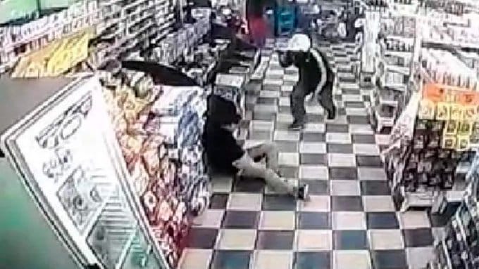 Video: Acribillaron a un Policía durante un asalto en un supermercado chino de San Miguel