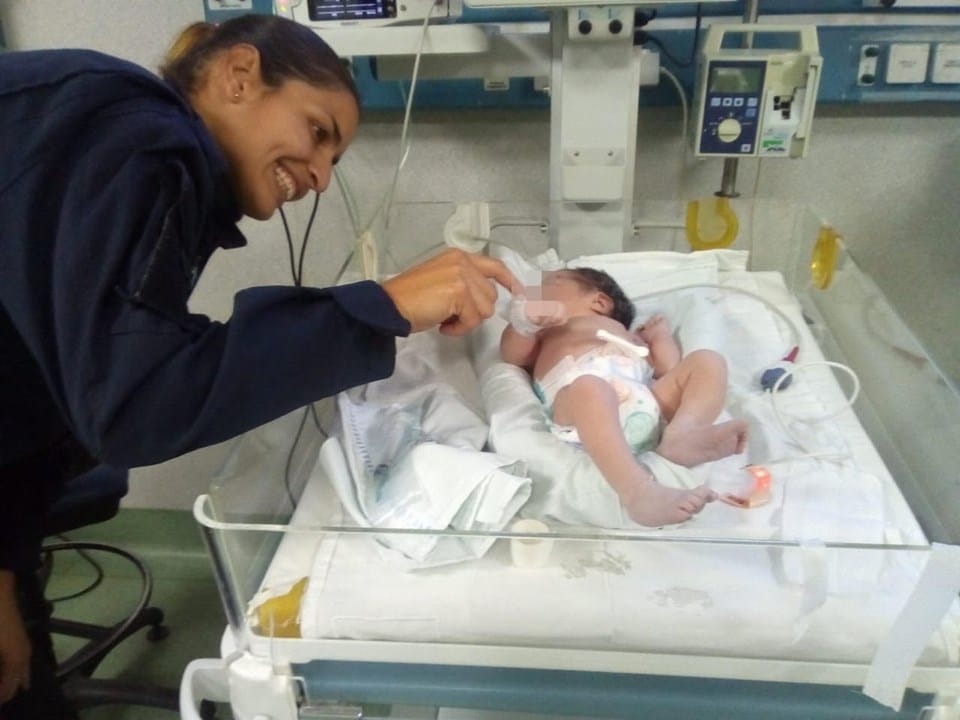 Quilmes: Dos policías ayudaron a una mujer a dar a luz