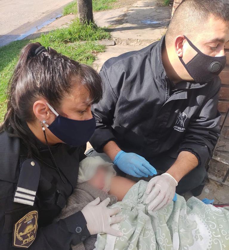 Policías locales ayudaron a dar a luz a una mujer en plena calle en San Miguel 