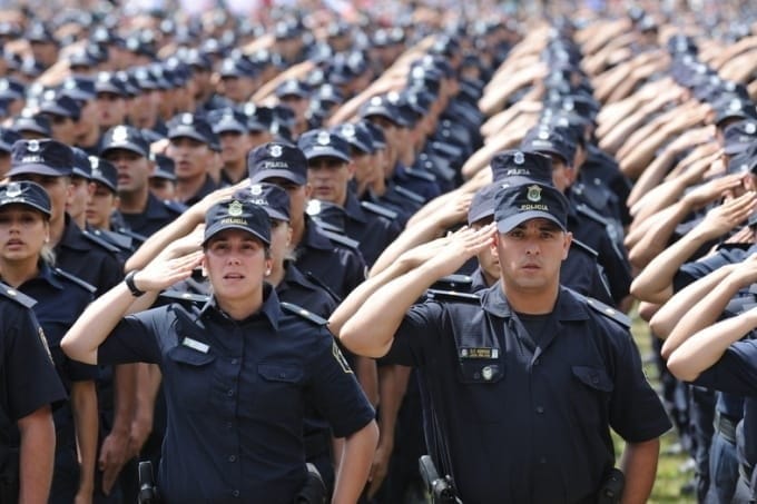 Provincia anunció un aumento de salarios para policías y penitenciarios y un bono a estatales