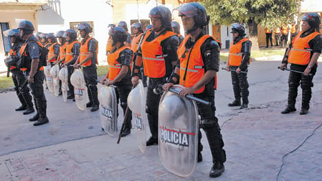 La Plata: Vecinos y comerciantes en alerta tras batalla campal entre la Policía y organizaciones sociales