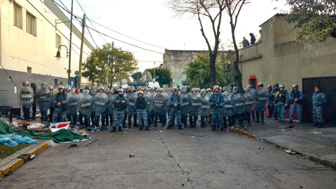 Máxima tensión en PepsiCo: Heridos y detenidos en el desalojo de la planta de Vicente López