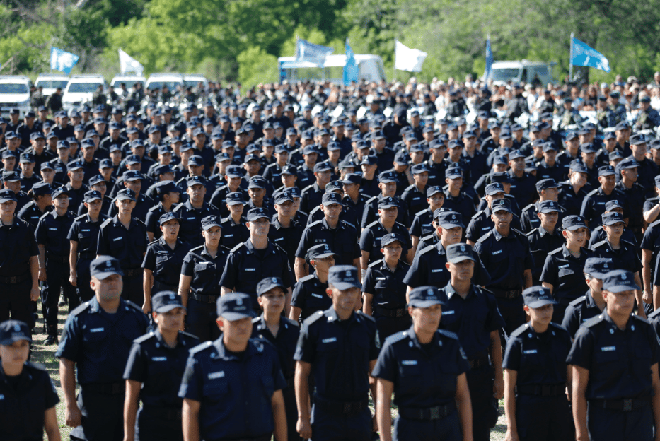 Egresaron 1.400 cadetes de la Escuela de Policía y 512 nuevos oficiales penitenciarios bonaerenses