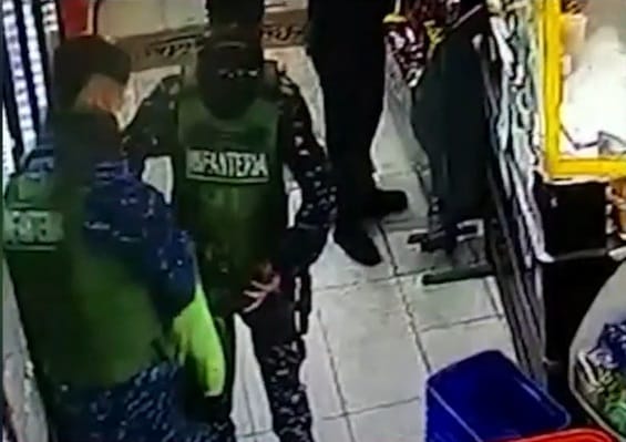Tres policías de Tigre robaron cervezas en un kiosco de La Matanza y quedaron grabados en video