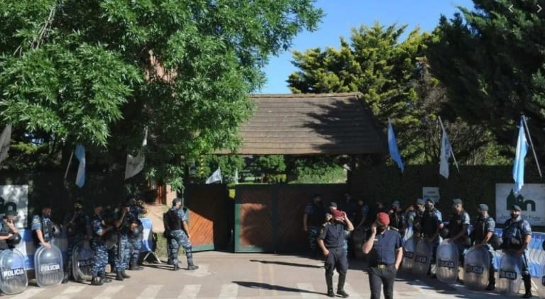 Murió Diego Maradona: Unos 200 policías custodian el cementerio de Bella Vista y se quedarán una semana