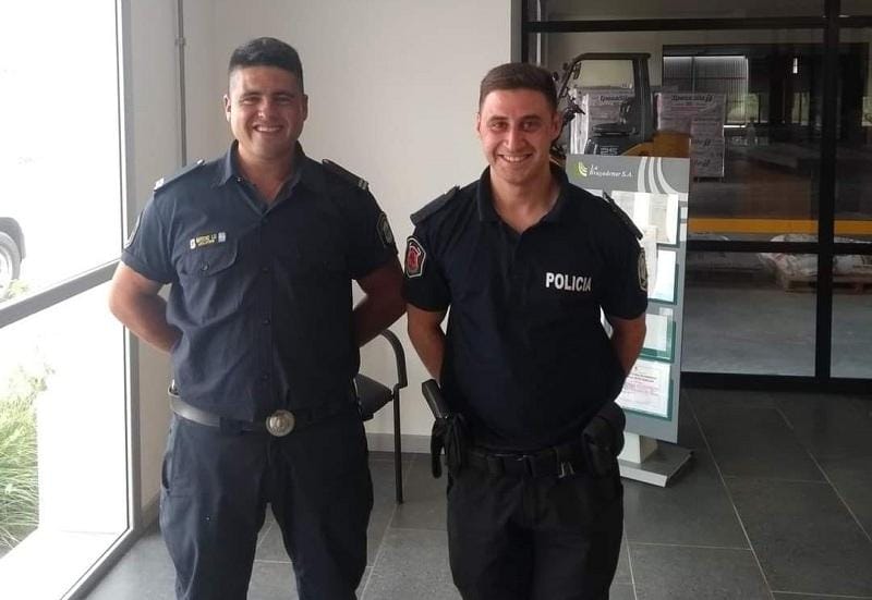 Dos policías de Bragado encontraron un maletín con dinero y lo devolvieron a su dueño