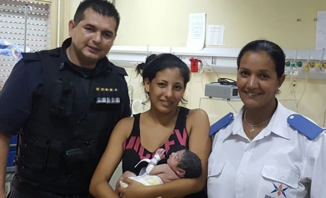 Dos policías ayudaron a una mujer a dar a luz en Campana