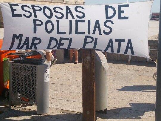 Protesta de policías y familiares contra Scioli en Mar del Plata
