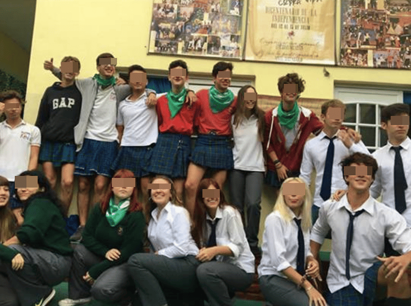 En solidaridad con sus compañeras, alumnos vistieron con polleras en un colegio de Almirante Brown