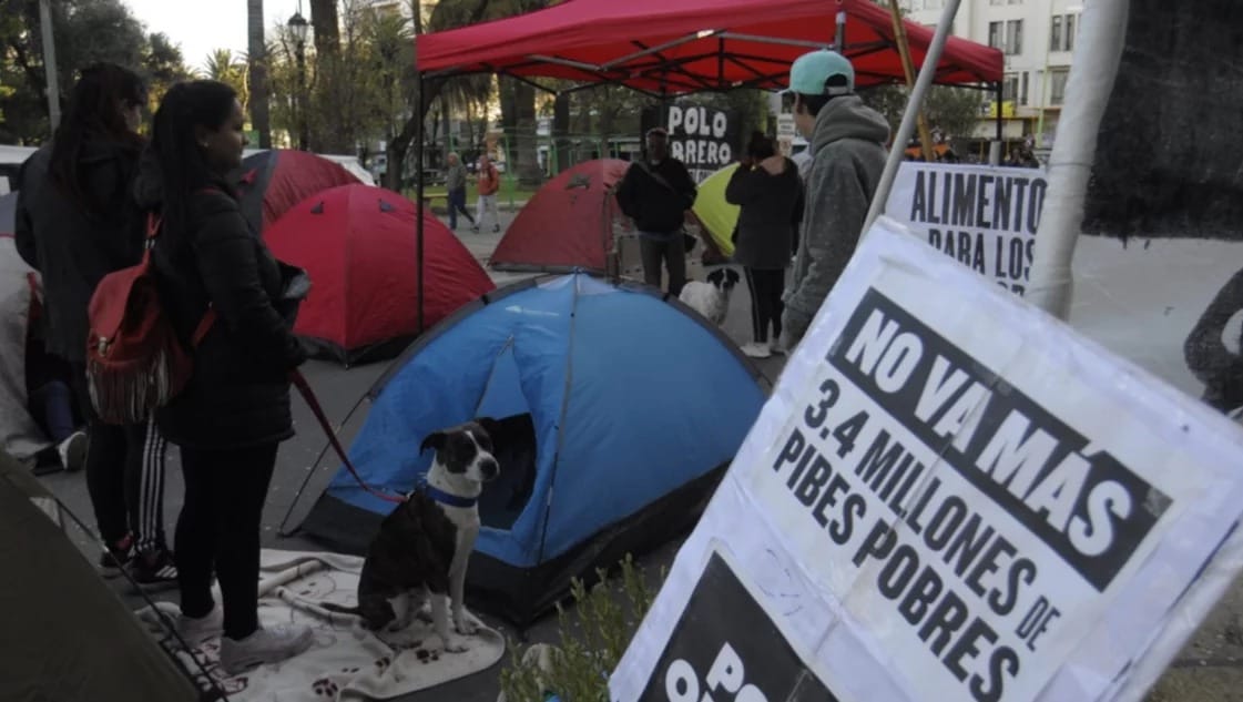 El Polo Obrero acampa frente al municipio de Bahía Blanca: "Tenemos derecho a una protesta”