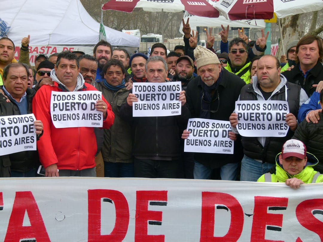 Trabajadores portuarios acampan en el Puerto de Buenos Aires: Denuncian 160 despidos