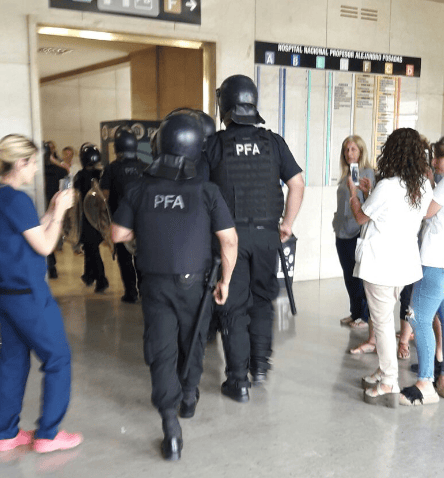 Cesantean 120 contratados en el Hospital Posadas y denuncian intimidación policial