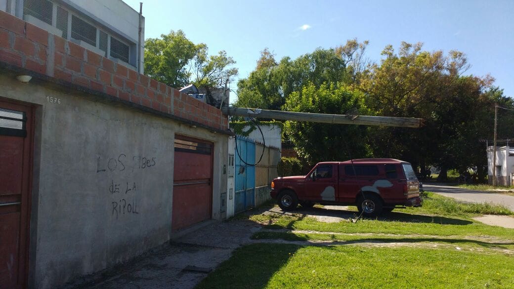 La Plata: Alertó durante 3 años por un poste y ahora se le cayó en la casa