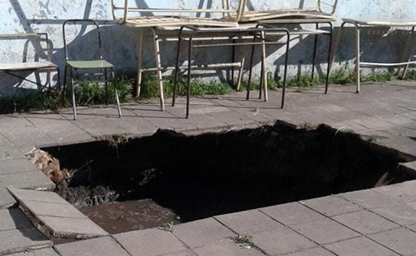 Glew: Escuela suspendió sus clases por aparición de cráter en el patio
