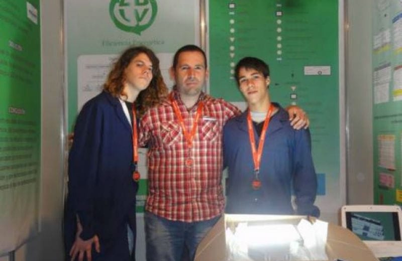 Marcos Paz: Premian a estudiantes por crear luminarias ecológicas