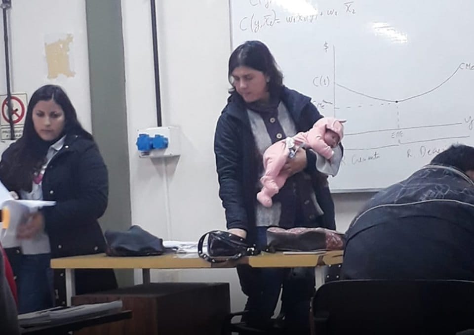 Gestos que enseñan: Una profesora cargó un bebé mientras la madre rendía examen
