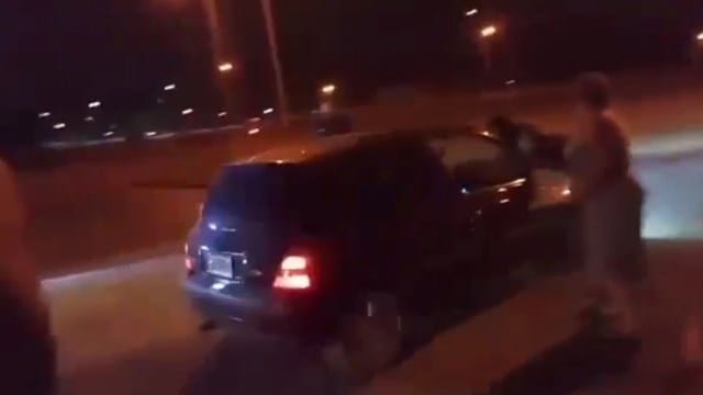 Vecinos bahienses cortaron una calle por falta de luz y agua pero un auto aceleró y atropelló a un manifestante