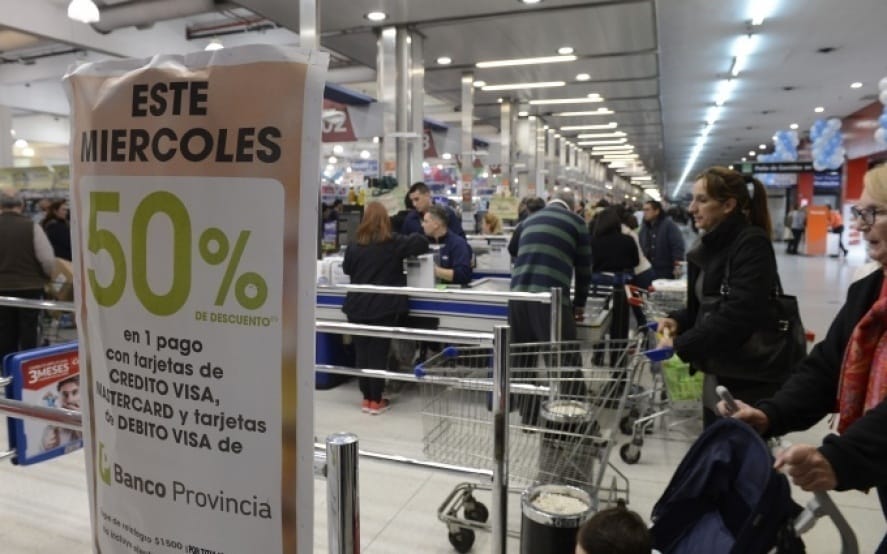 Nuevo "supermiércoles" con descuentos del 50 por ciento para clientes del Banco Provincia
