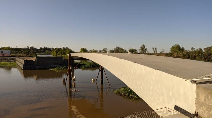 San Nicolás: Comenzó la colocación del puente que une las dos costaneras