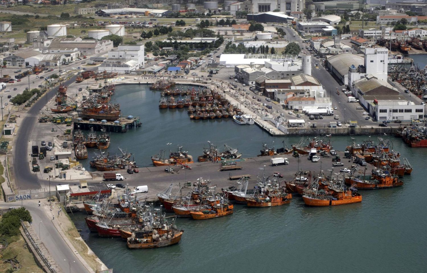 Los gremios portuarios van a un paro y frenan la actividad de los puertos en todo el país