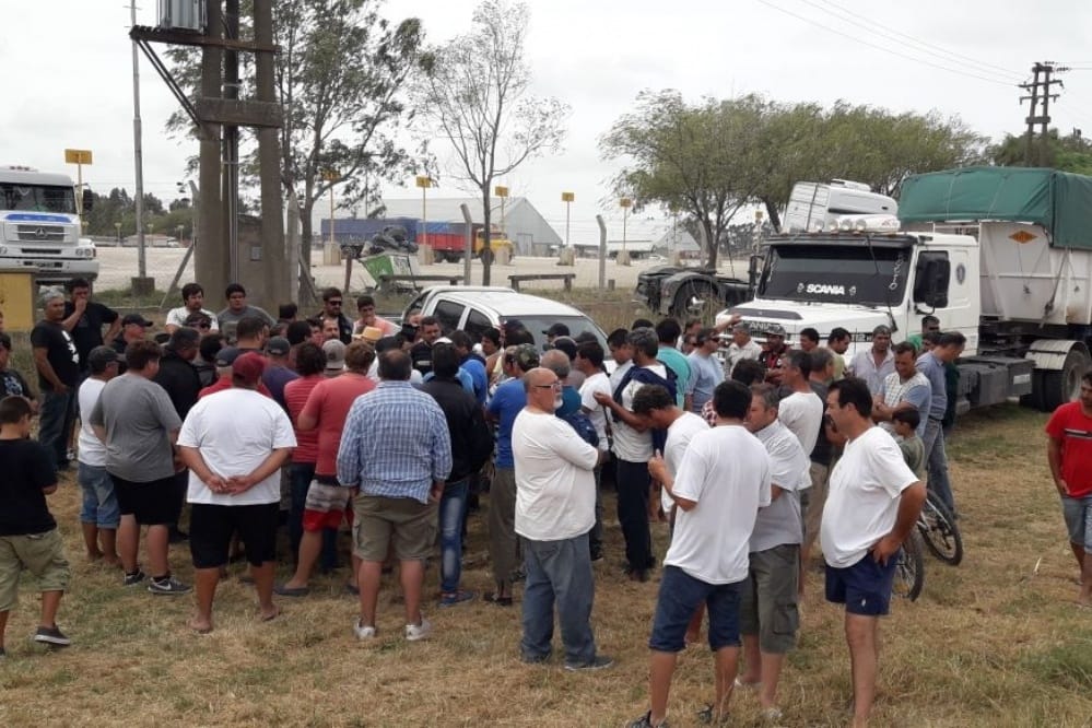 Transportistas levantaron el bloqueo en los accesos al Puerto Quequén
