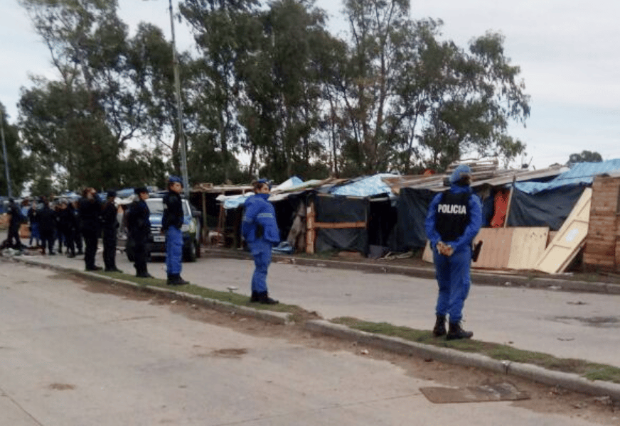 Ordenaron desalojar a unas 60 familias que ocupaban una vereda en Quilmes Oeste