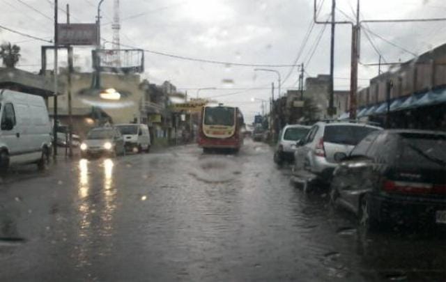 Calles anegadas y alerta por sudestada en la zona de Quilmes