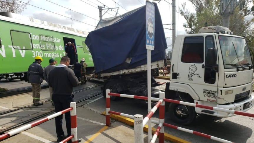 Quilmes: Tren Roca chocó contra un camión en un paso a nivel
