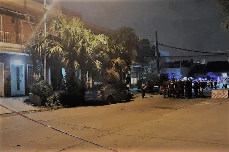 Entradera fatal en Ramos Mejía: Mataron a un hombre a balazos en la puerta de su casa