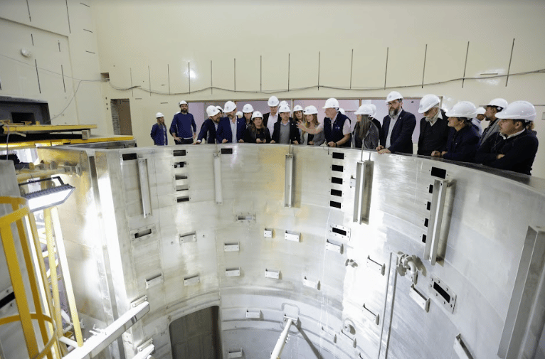 Kicillof en Ezeiza: Recorrió los avances de las obras de construcción del Reactor Nuclear Multipropósito RA-10