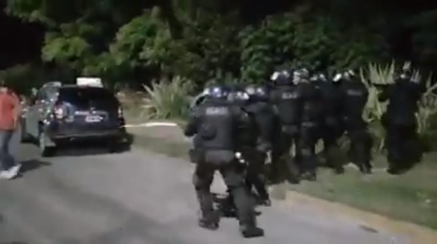 Video: Policía reprimió a vecinos que protestaban por los cortes de luz de Edesur en Quilmes
