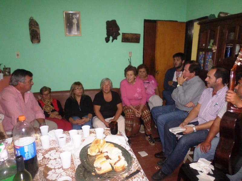Mercedes: Intendente Selva, de campaña con "chorizos y guitarreada"
